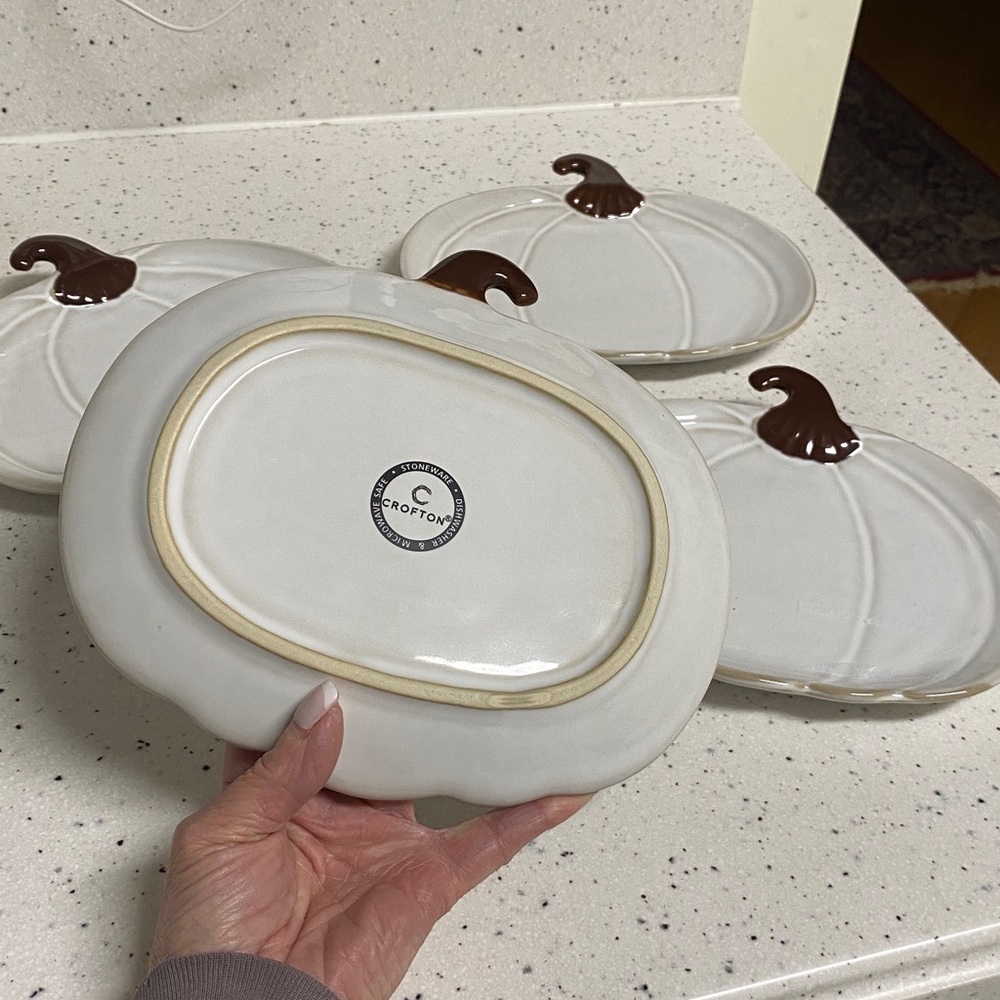 Set of 4, Crofton Stoneware, pumpkin shaped appetizer/snack/dessert plates. - Picture 5 of 10